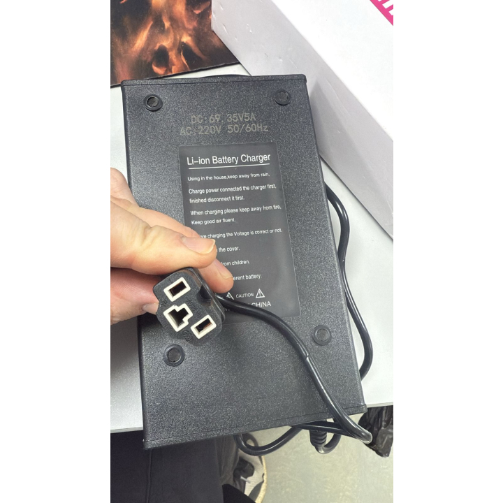 Зарядное устройство 5А к аккумуляторам Titan 2.0 30ah